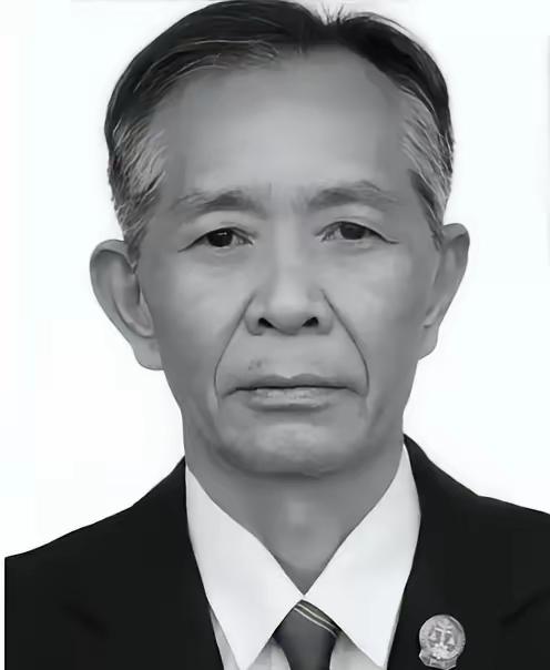 2017年，一退休法官在家休息时，一个老头突然冲进来对其狂砍13刀，退休法官毫无