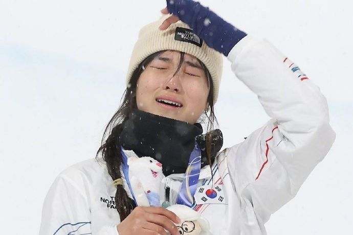 【外媒：#米兰冬奥会惊喜不断冷门迭出#】据美联社2月13日报道，在米兰-科尔蒂纳