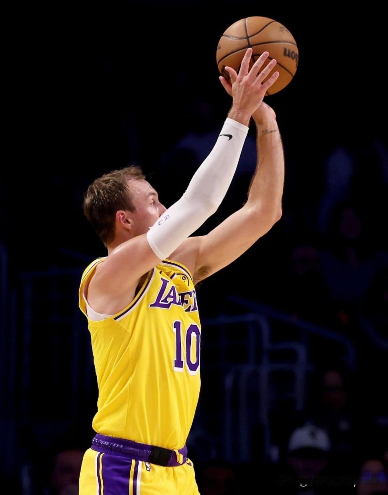 据《湖人日报》记者Ashish Mathur报道，湖人对休赛期续约肯纳德兴趣浓厚