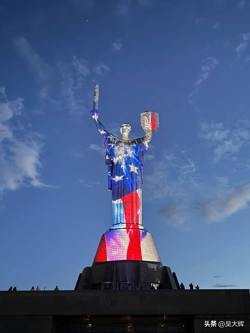 普京、泽连斯基祝贺特朗普，两种截然不同的外交逻辑

7月4日是美国建国250周年
