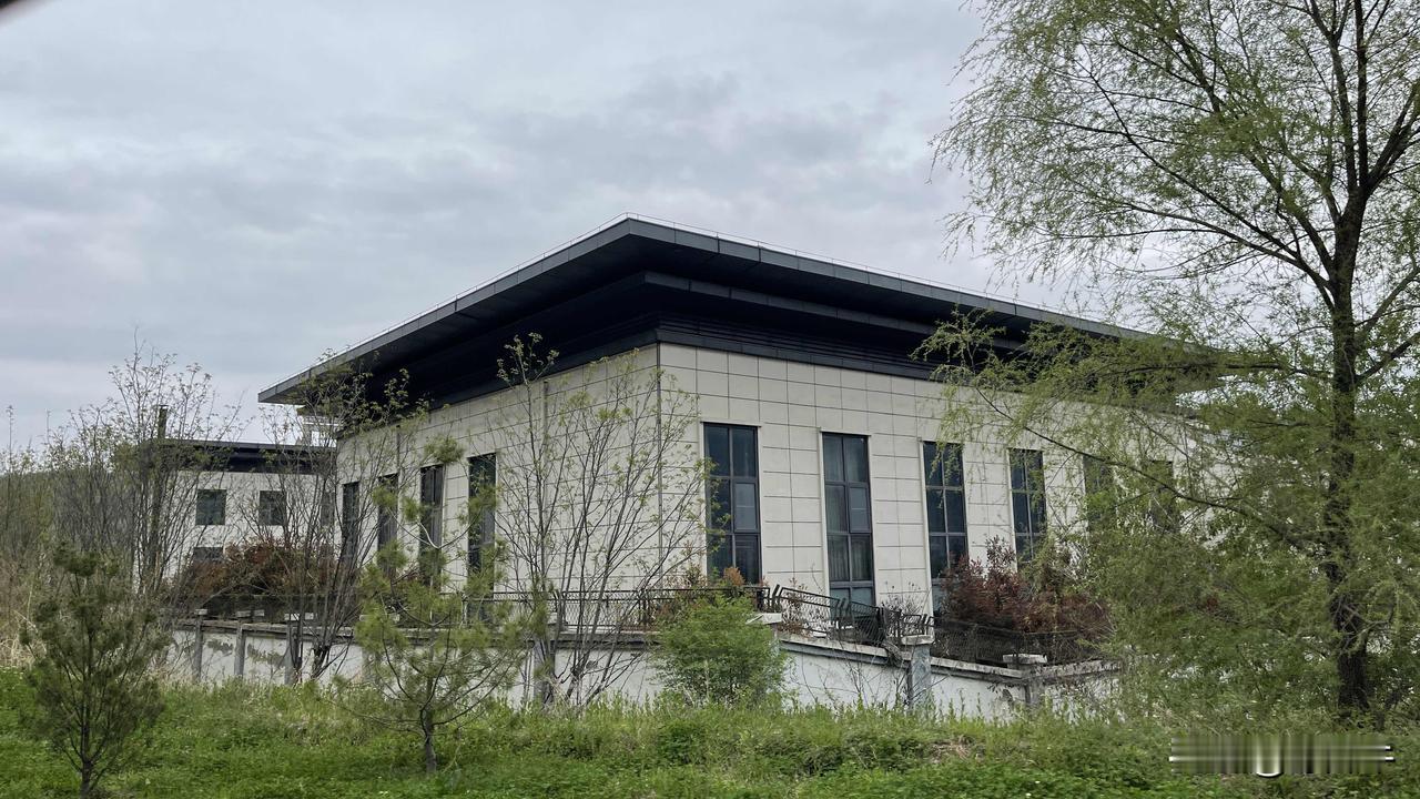 新能源出租车上线后，这家加气站彻底凉了！
最近路边陕西彬州一大型加气站，旁边的几