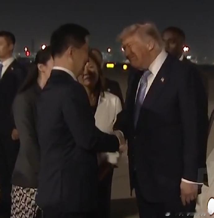 特朗普抵京 特朗普到了刚下飞机一会从我家门口过的话我这刚好能看到 