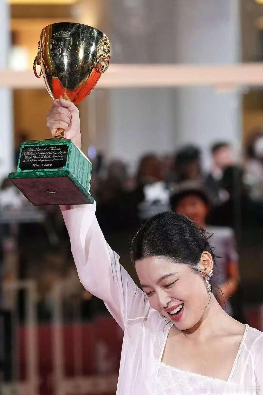 辛芷蕾神图诞生辛芷蕾手握奖杯神图 辛芷蕾手握奖杯神图诞生了，这一刻的荣耀谁懂啊！