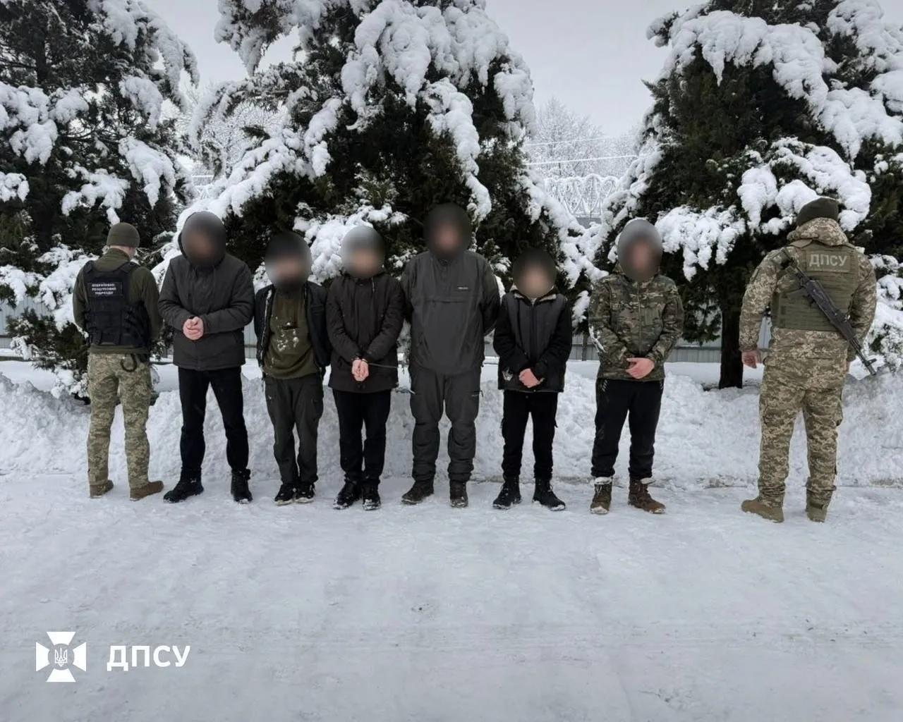 六名乌克兰成年男性在距离罗马尼亚边境仅100 米处被乌克兰边防军抓住了。
这六人