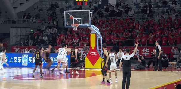 深圳男篮主场爆冷93：90击败辽宁男篮，真的没想到深圳今晚能够击败辽宁男篮，毕竟
