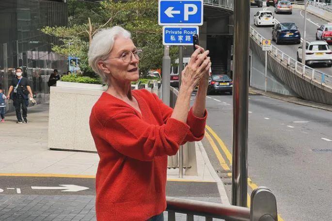 特斯拉总裁马斯克的75岁母亲梅伊马斯克，来香港旅游，更到访中环半山电梯及大馆参观