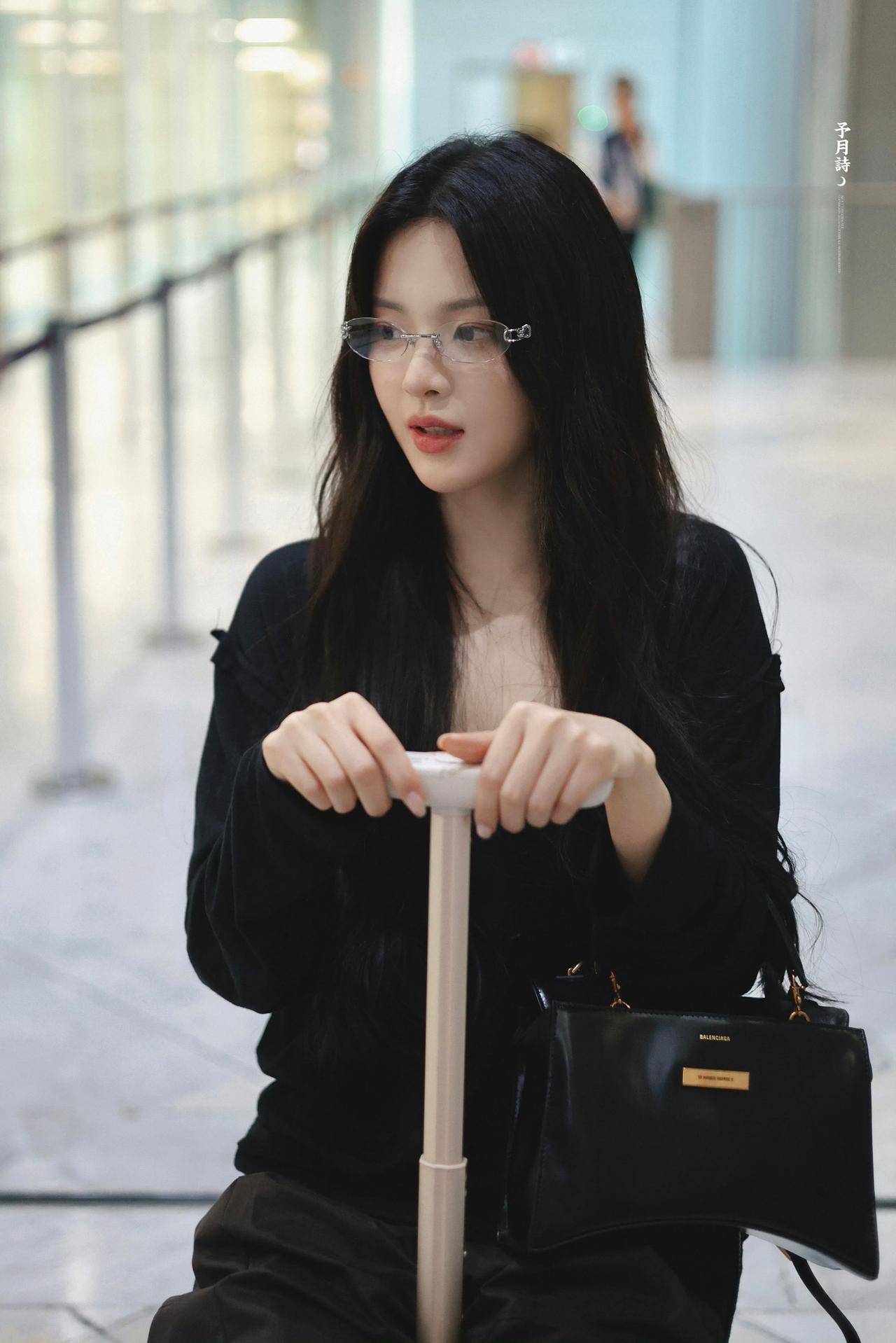 杨超越眼镜机场造型，清冷学姐感拉满