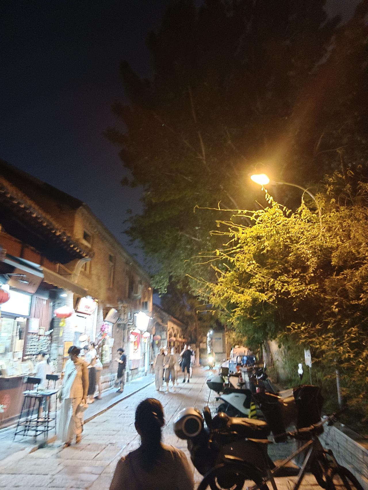 普通人一生劳碌奔波为了什么?我们奔波半生，不过是为了在某个深夜，能安心地关掉最后
