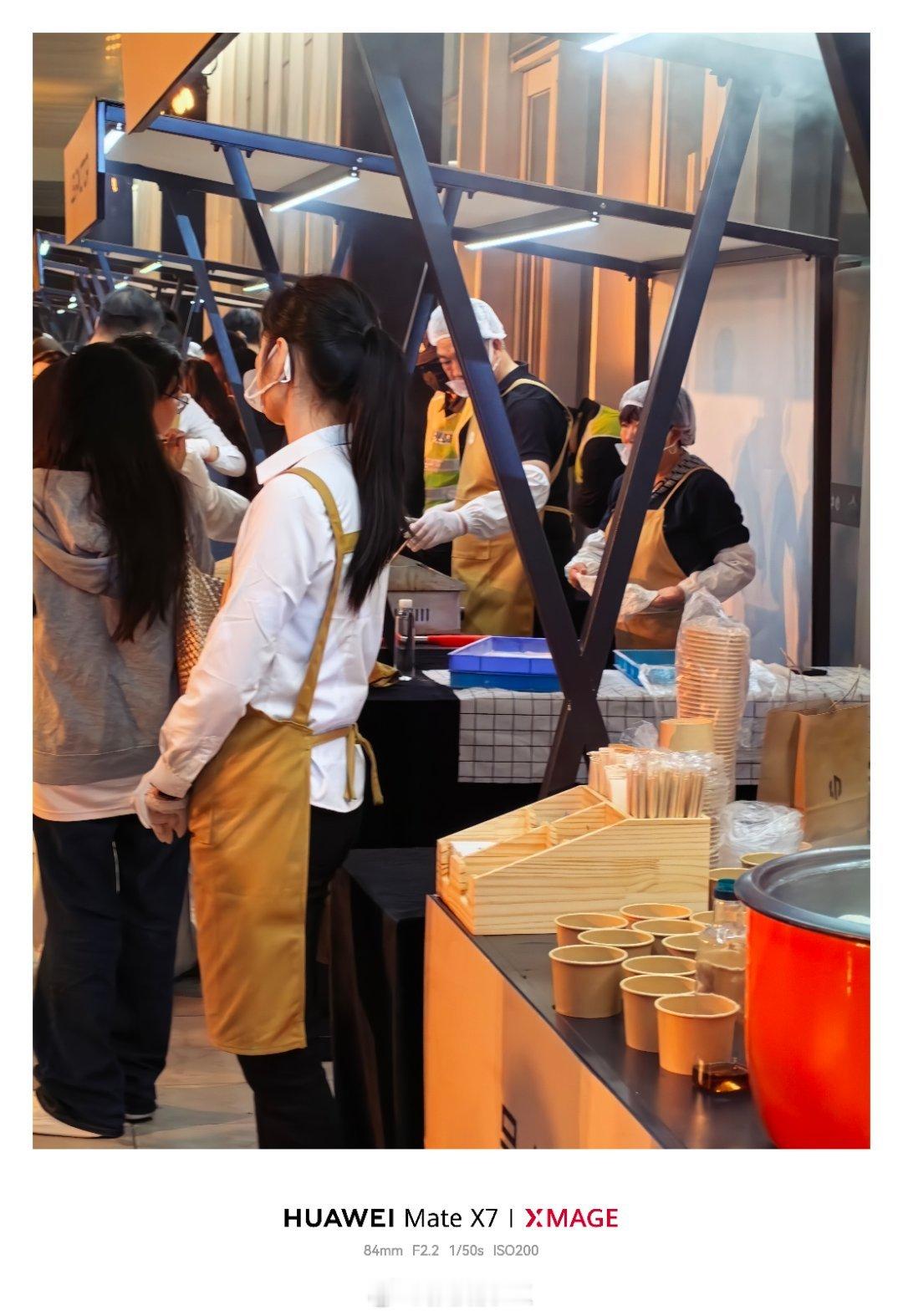 零跑夜市，红红火火，都是金华美食。费翔说他一天只吃一顿饭，其他时间就是喝咖啡，今