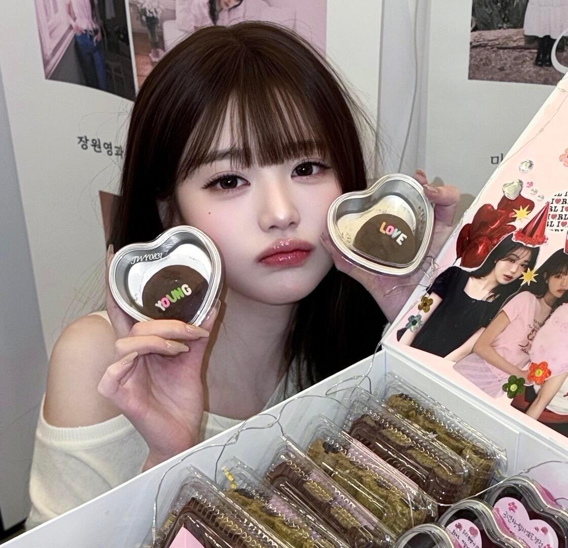 𝐒𝐡𝐚𝐫𝐞女生头像

张元英穿搭基础身材就不基础｜氛围感｜ins风｜风