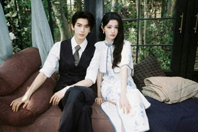 宋威龙张婧仪盛典同框比耶 网友催问是不是忘记官宣了