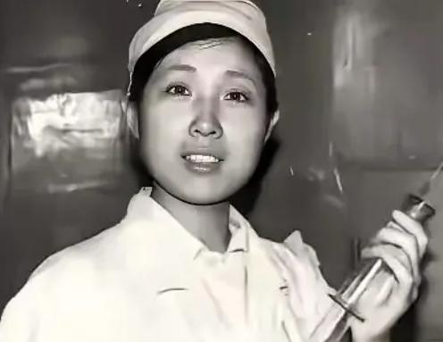 1999年，黑龙江19岁护士捡回个10岁男孩，为养他12年不谈恋爱不结婚。男孩生