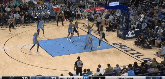 天秀！文班亚马怎么把运球练这么好的？
在今天NBA常规赛马刺对阵灰熊的第三节比赛