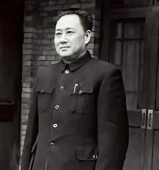 1949年，江西省委书记陈正人，接到中央的消息“给你一个团，务必活捉肖家璧。”得