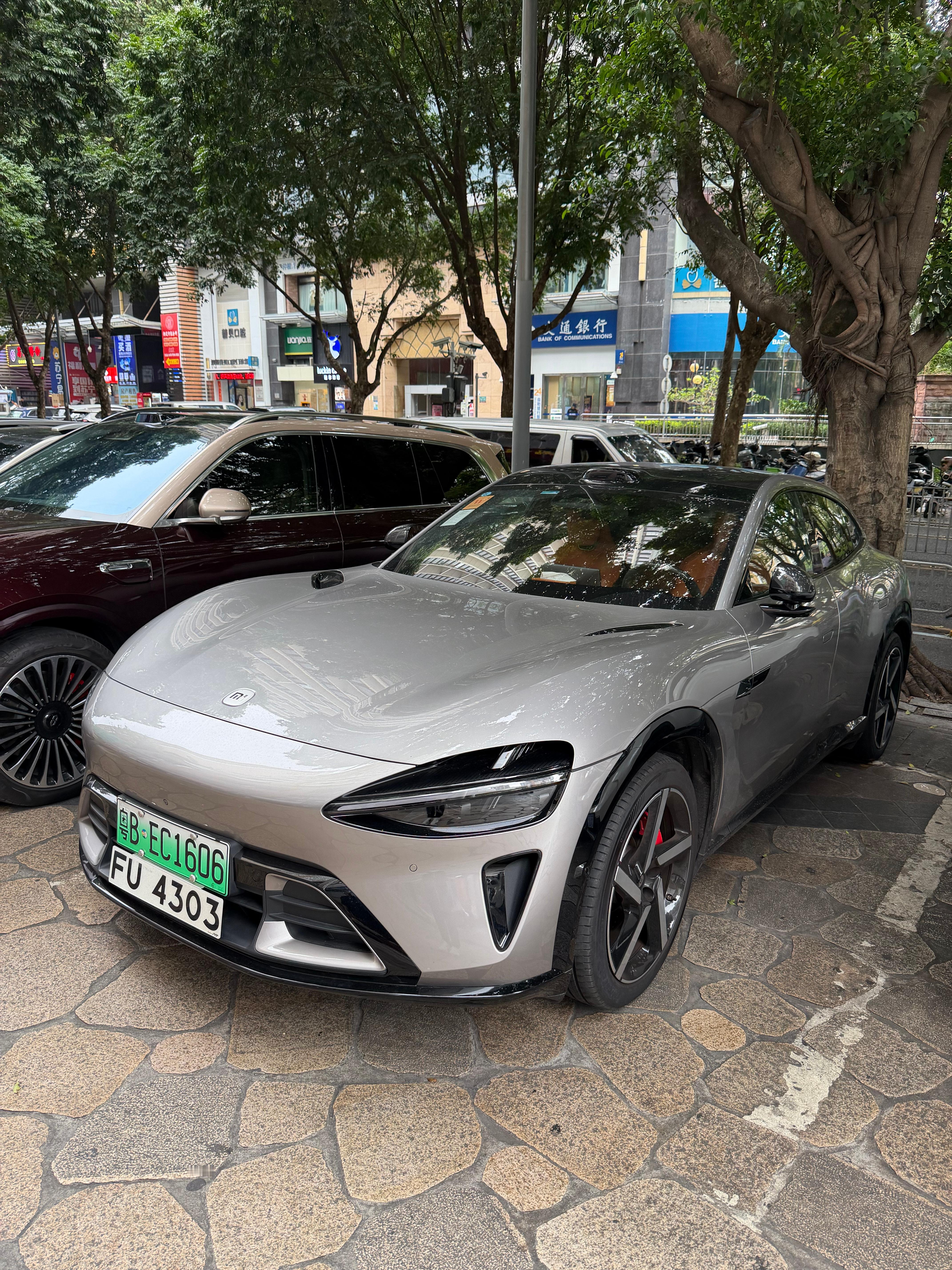 我觉得你也得安排一下粤车南下了，申请申请，开去香港溜达溜达，到了那边费用我安排深