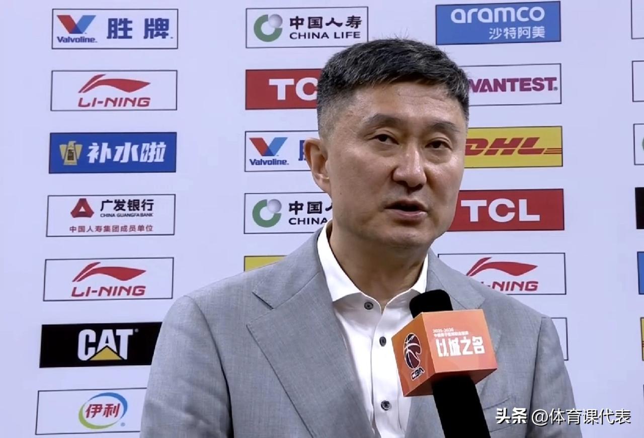 广东男篮主场复仇新疆男篮的赛后采访，主教练杜锋说道：“这场比赛大家的防守做得比较