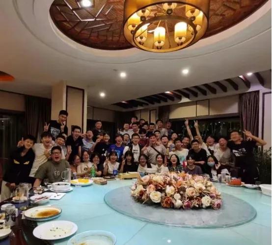 太惊讶了！时隔16年再次举办同学聚会，20个人就在希尔顿酒店订了一个包间，点了1