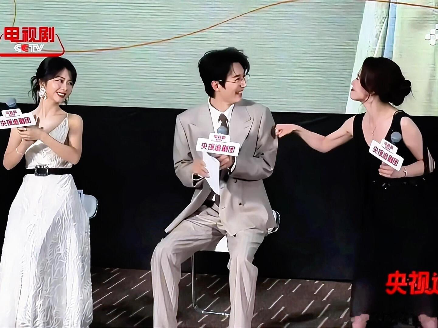 刘学义被李梦夸红温了刘学义被李梦夸到转椅子李梦夸帅，刘学义红温，椅子转走，粉丝笑