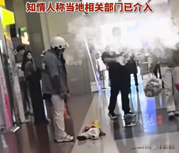 出来讨生活的、谁人不苦啊。辽宁，一个22岁的年轻女子跑外卖，这个竟然是个辛苦的妈