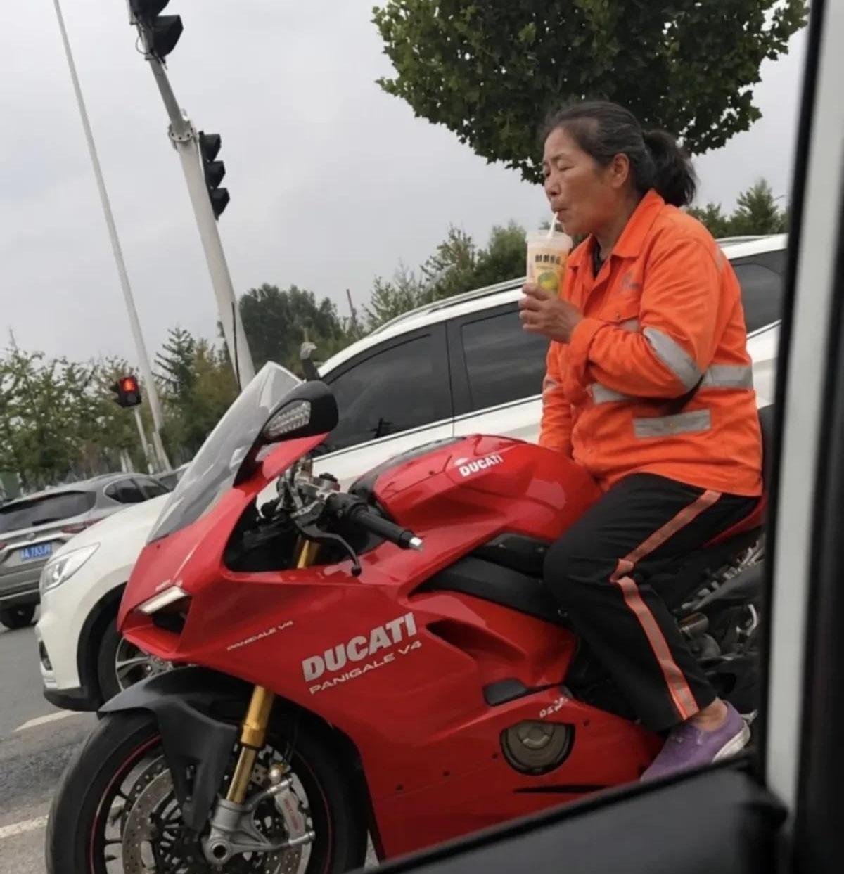 三十多万的意大利顶级跑车，车主居然是个天天在小区扫地的保洁大妈！这事儿你敢信？