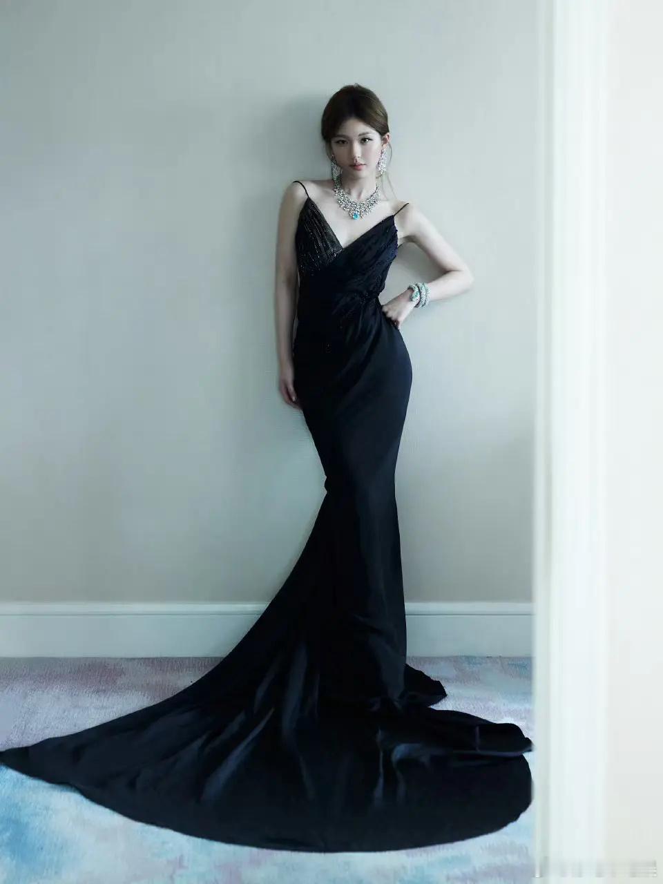 赵露思这精修图和现实生活中差别要不要这么大，都p成1米8了，就不能真实点吗？ ​