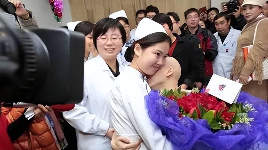 丈夫骤然离世，妻子悲痛欲绝。家中手机留存着往昔回忆，却因密码成阻。妻子无奈求助，