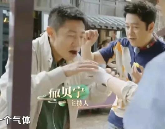 撒贝宁，面带惊讶[捂脸]

7月15日上午，许久未见的撒贝宁冲上了热搜，不过这次