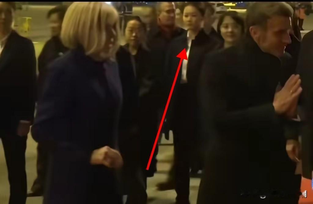 法国总统马克龙及夫人昨晚到达成都，人群有一个熟悉的身影…

你们认出来她是谁了吗