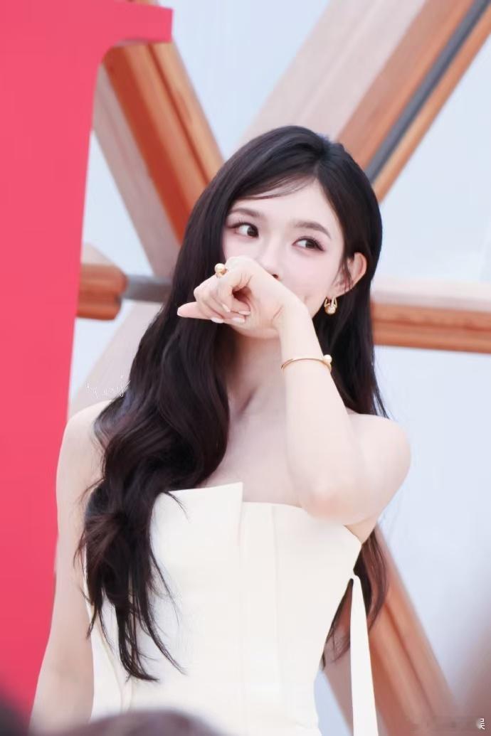林允小说里的A市女主林允财阀千金走进现实 白色抹胸长裙配上长卷发，林允这次线下造