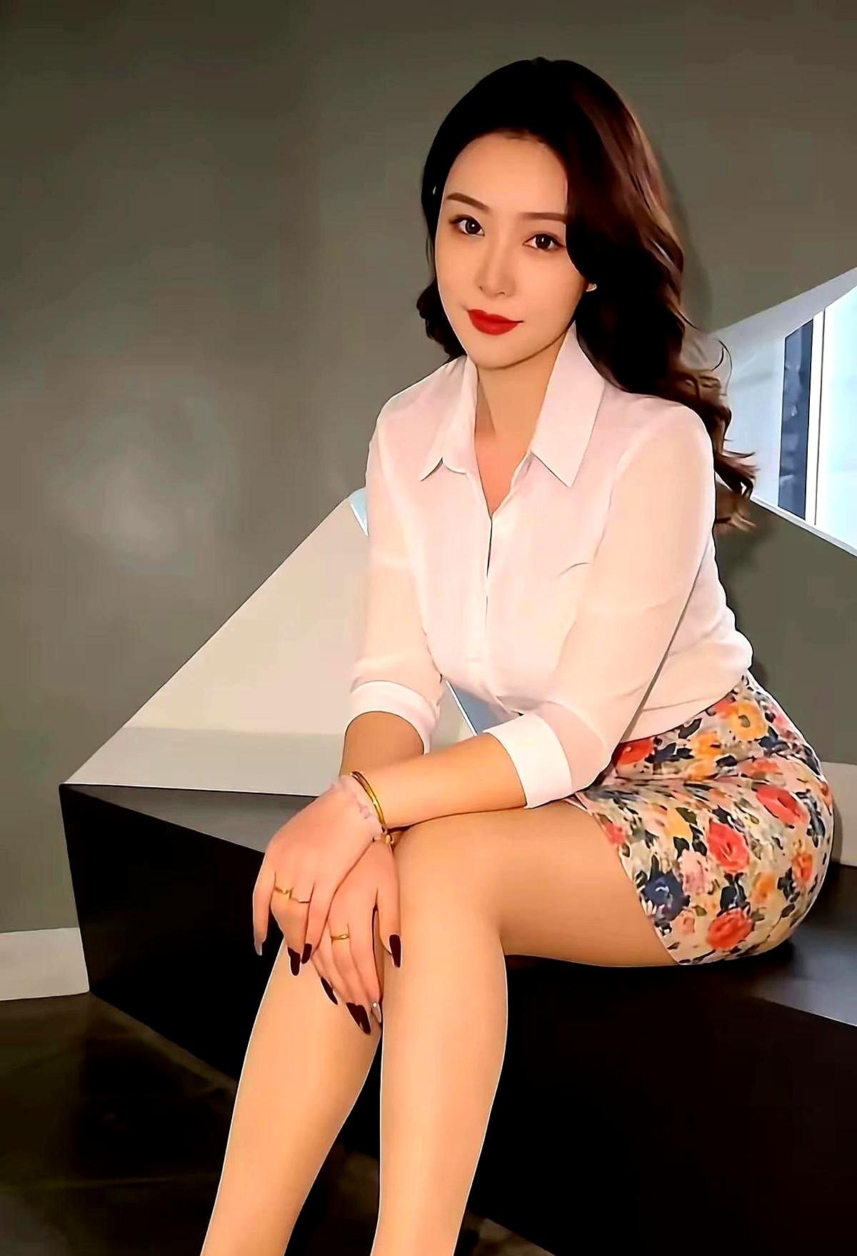 黑西装终于滚边了。
 

真丝连衣裙销量飙了十倍，冰丝混纺跟着上位，垂感一抖，谁