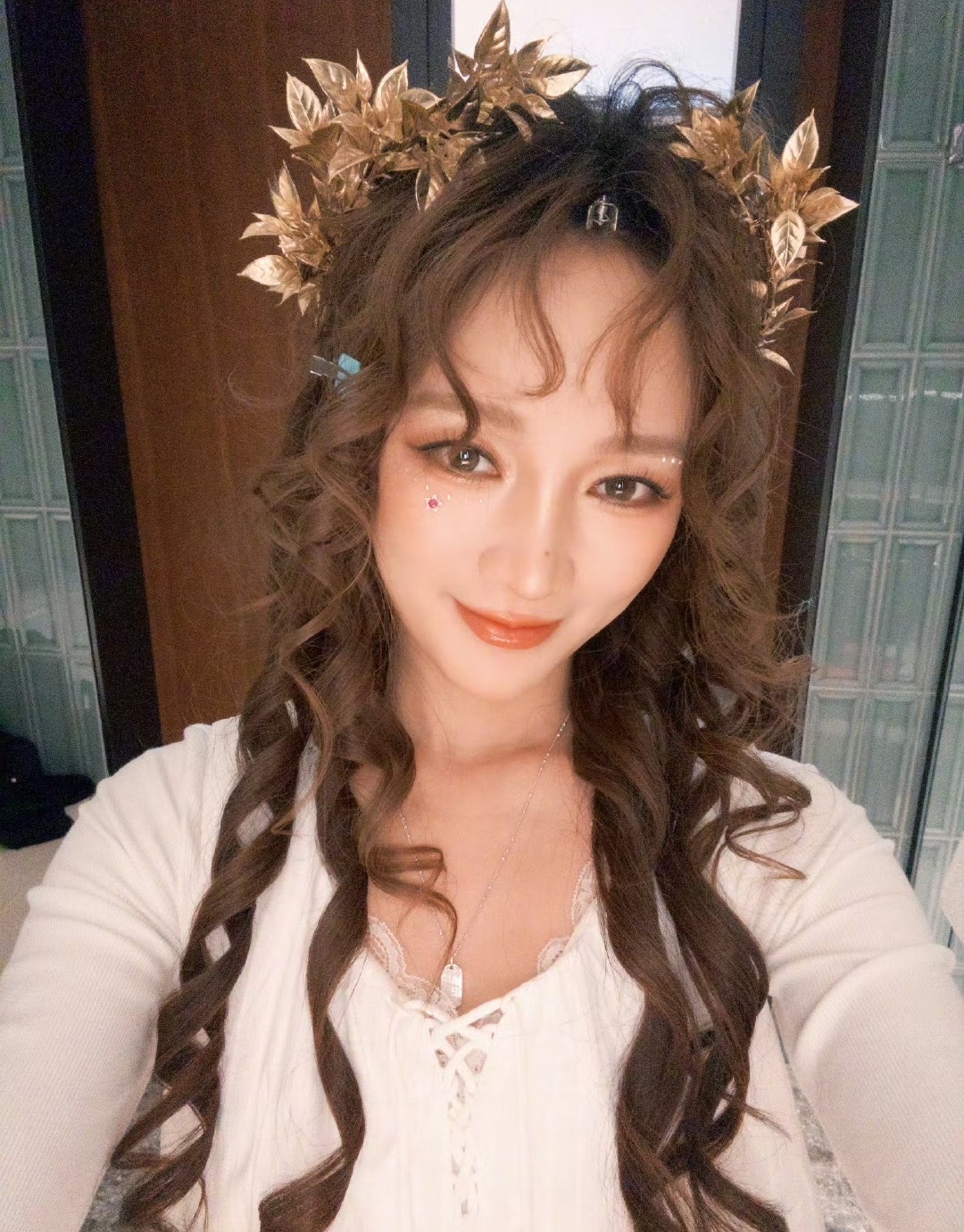 顶级“职场PUA”现场。品牌方亲自发邀请喊孟佳来看秀，结果转头就把人彻彻底底忘在