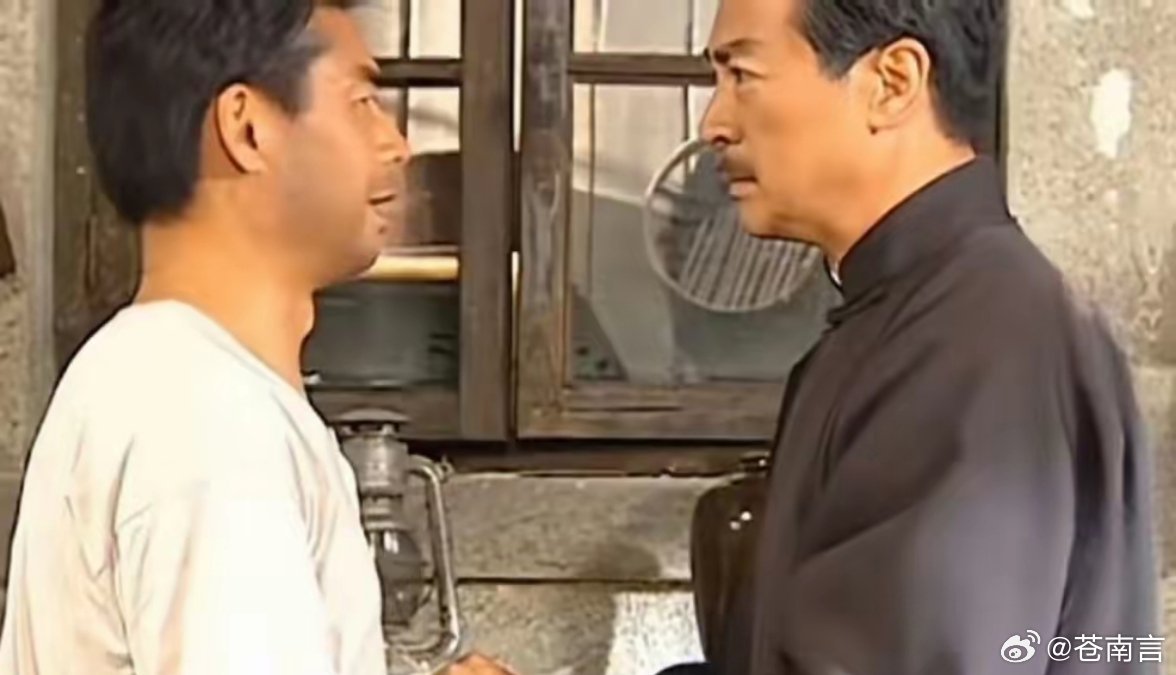 网友扫墓看到李副官演员墓碑扮演者曹秋根老师早在2011年就离世了。他2009年确