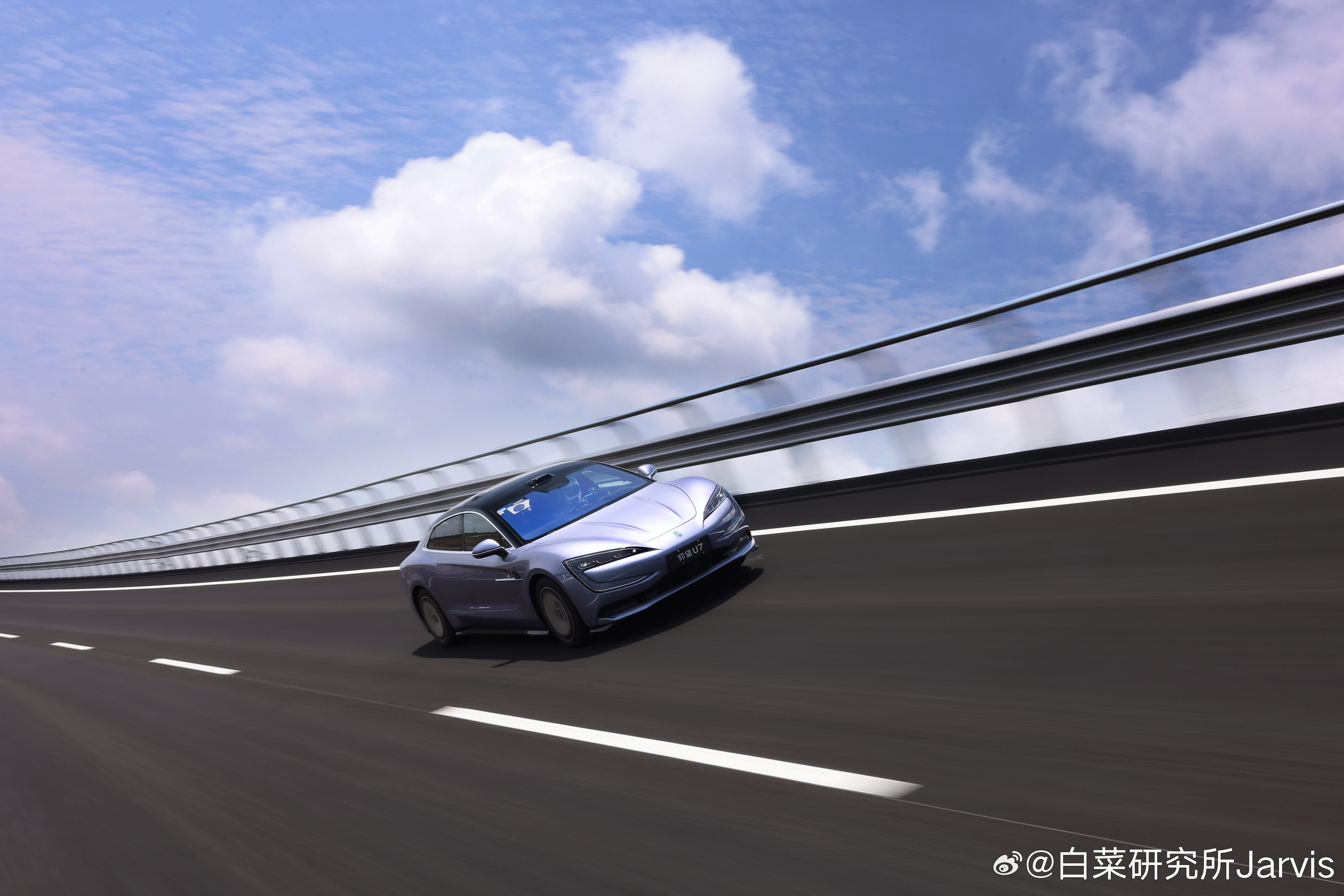 U7这次真正展示的是：真正的电气化、真正的智能化。一辆门店随机盲选、没有特殊改装