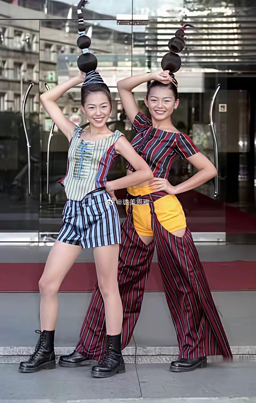 不得不说大小S从小到大都很阳光原生家庭并不好但妈妈已经是极尽所能去培养她们 ​​