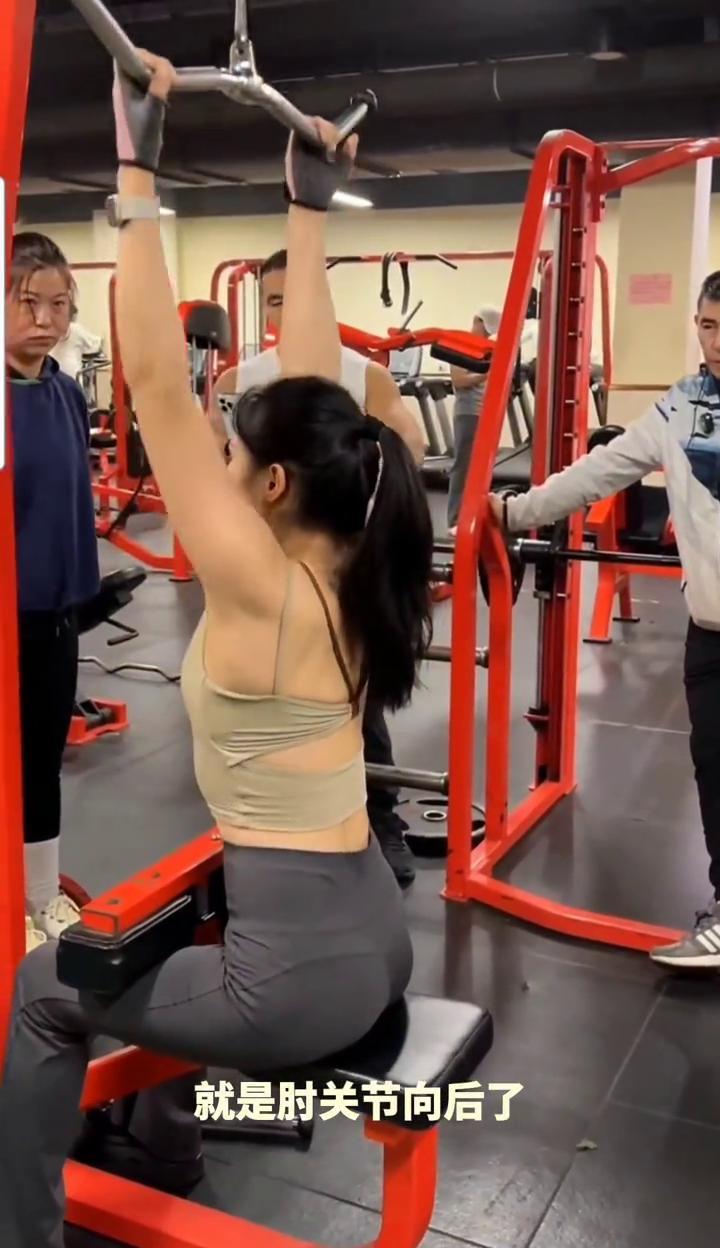 握得松，练得久。
别跟杠铃较劲，手指轻轻搭着就行，小臂不抽筋，胸背才真发力。
宽