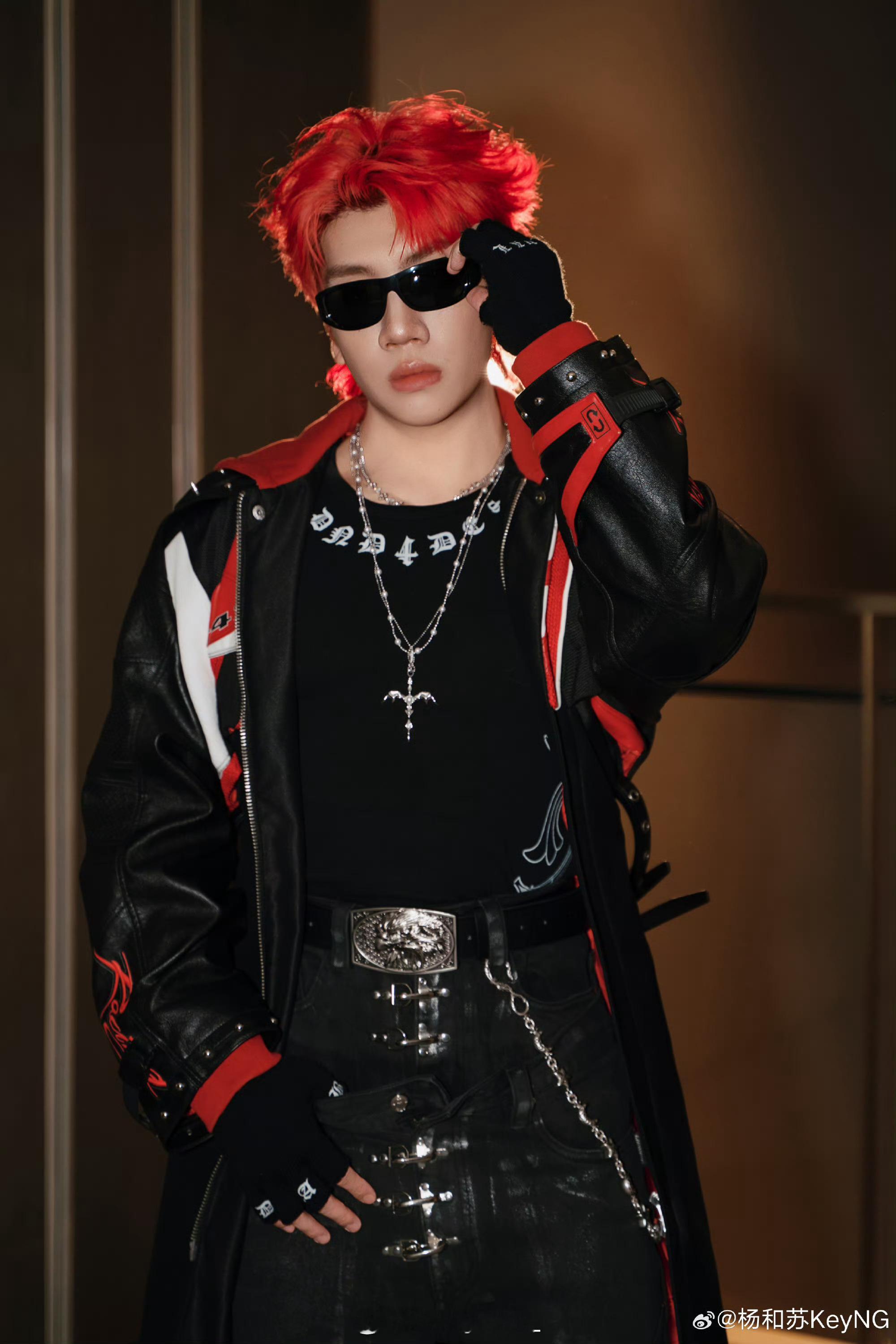 依旧红发！杨和苏晒出昨晚体育馆造型和舞台照：一切顺利🔥杨和苏