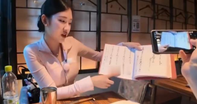 韩国媒体炸锅了，在日本店员犹豫眼神的背后，竟藏着宰客千亿的产业链！韩国《文化日报