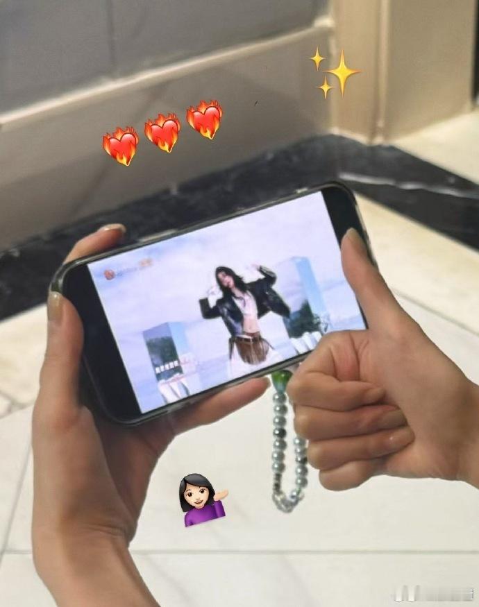 孟美岐祝宋妍霏拿到第一名 初舞台宋妍霏就超帅的，这次又有孟美岐的祝福，希望这美好