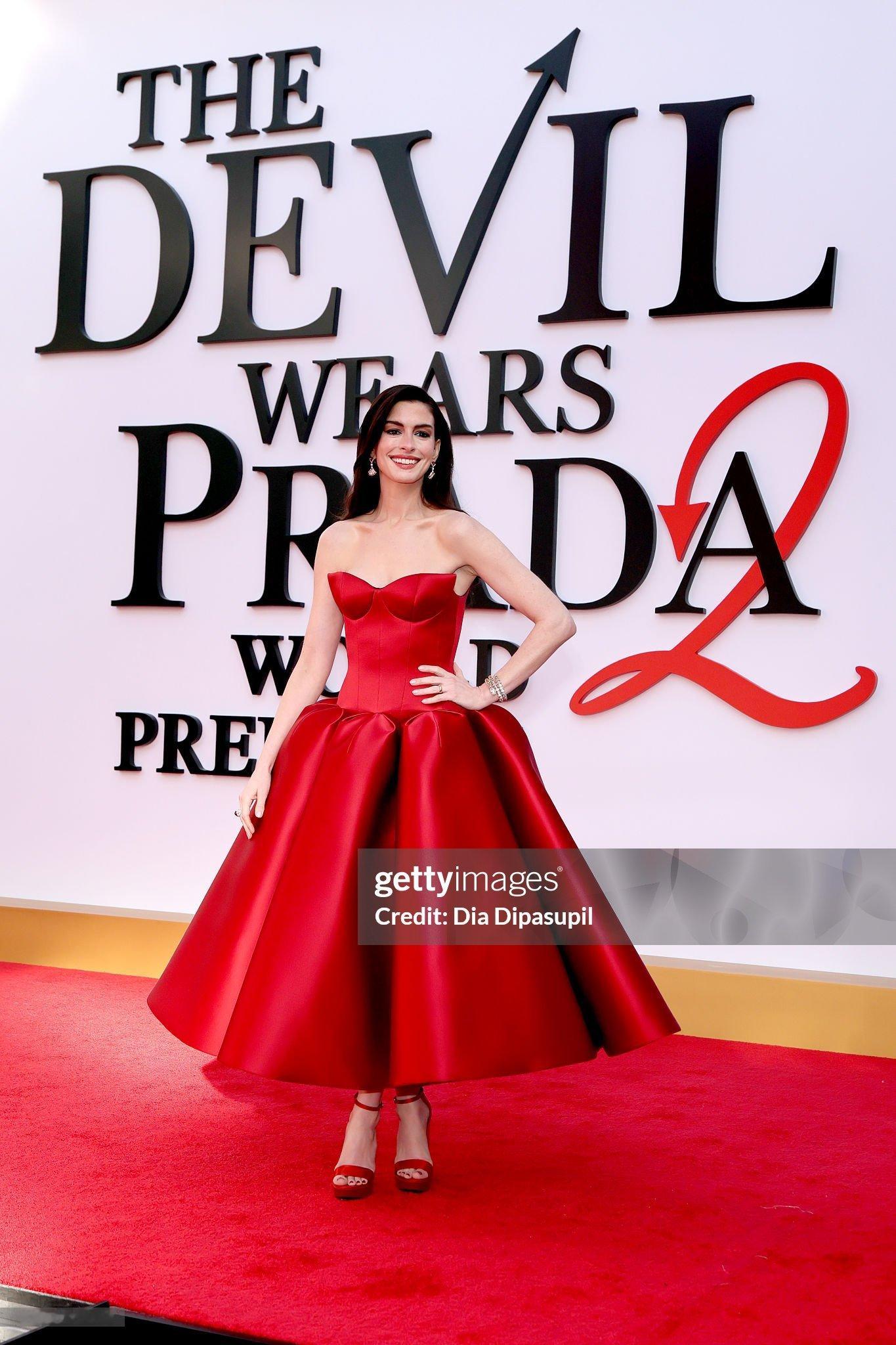 Anne Hathaway 在纽约宣传的新造型  ～  这条 Louis Vui