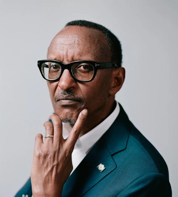 谁能想到？一个远在非洲、曾被联合国断言“彻底没救”的破碎小国，硬是靠着一本页边都