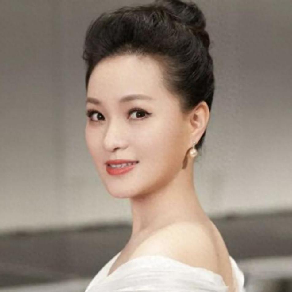 雷佳真不愧是国家级歌唱家，从湖南山里唱到全国舞台，一路太励志了！

小时候对着大