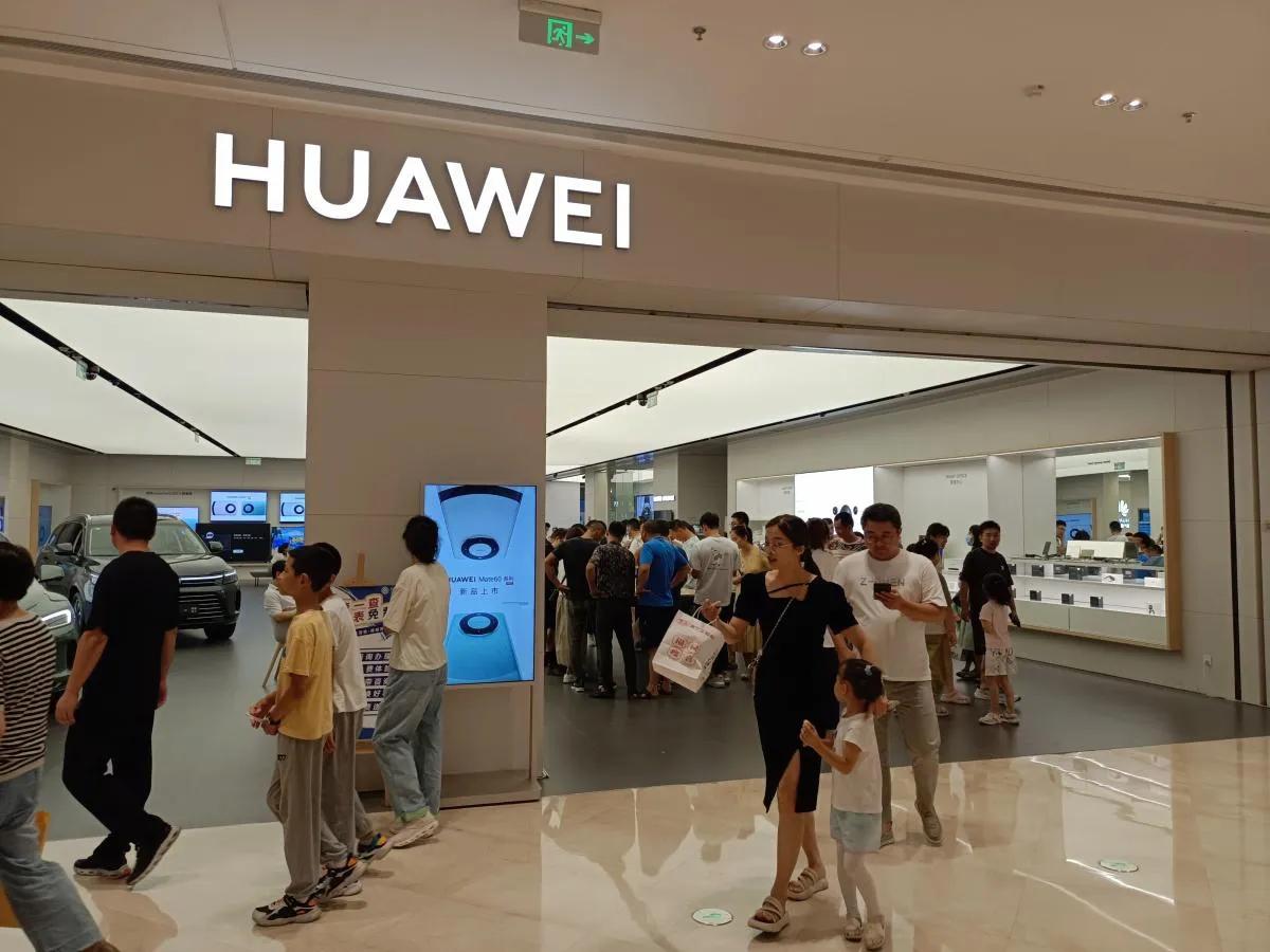 没想到龙年还没到，手机圈已经炸开锅了，下午在地铁上刷到了三件大事，感觉对今年机圈