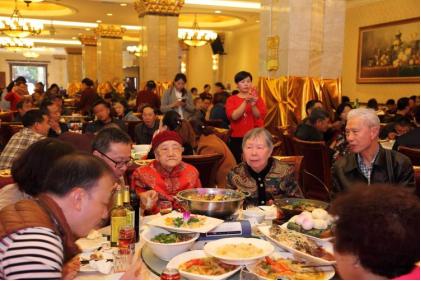 单位同事父亲90岁寿酒，大摆宴席49桌，昨天我和3个同事驱车318公里去喝酒随礼