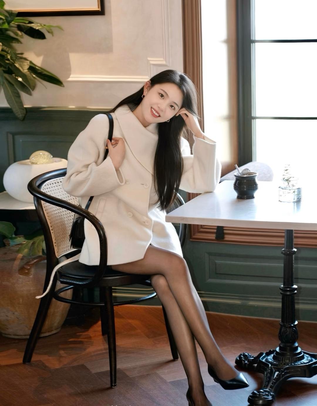 优雅咖啡馆里的时尚女孩，享受美好时光。