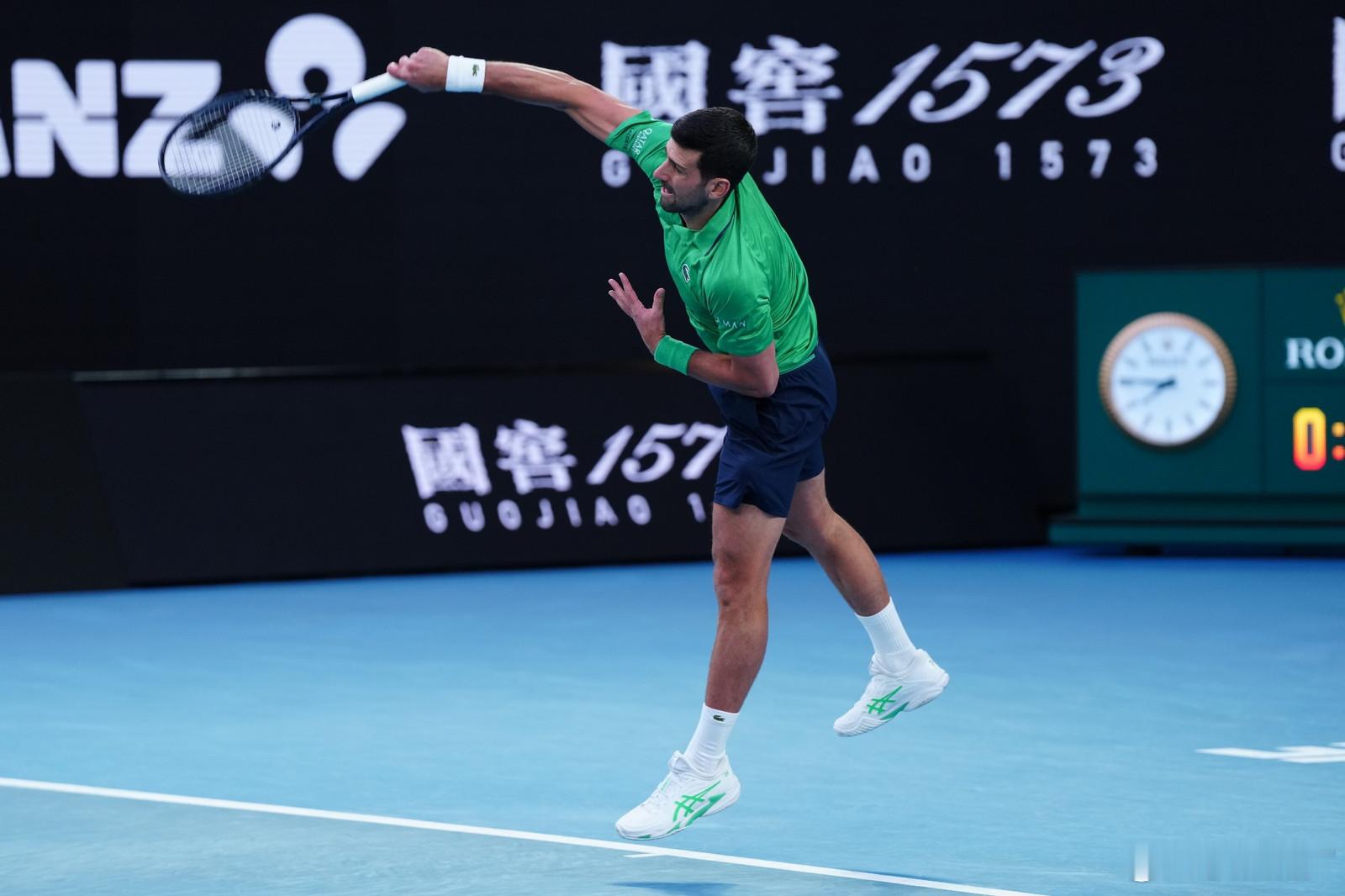 德约科维奇vs阿尔卡拉斯 赛前挑边时德约问阿卡:“发球版权费啥时付?”阿卡:“要