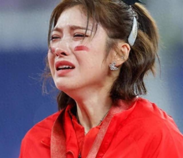 又哭上热搜，吴艳妮的处境印证了樊振东的话，终究为狂妄付出代价