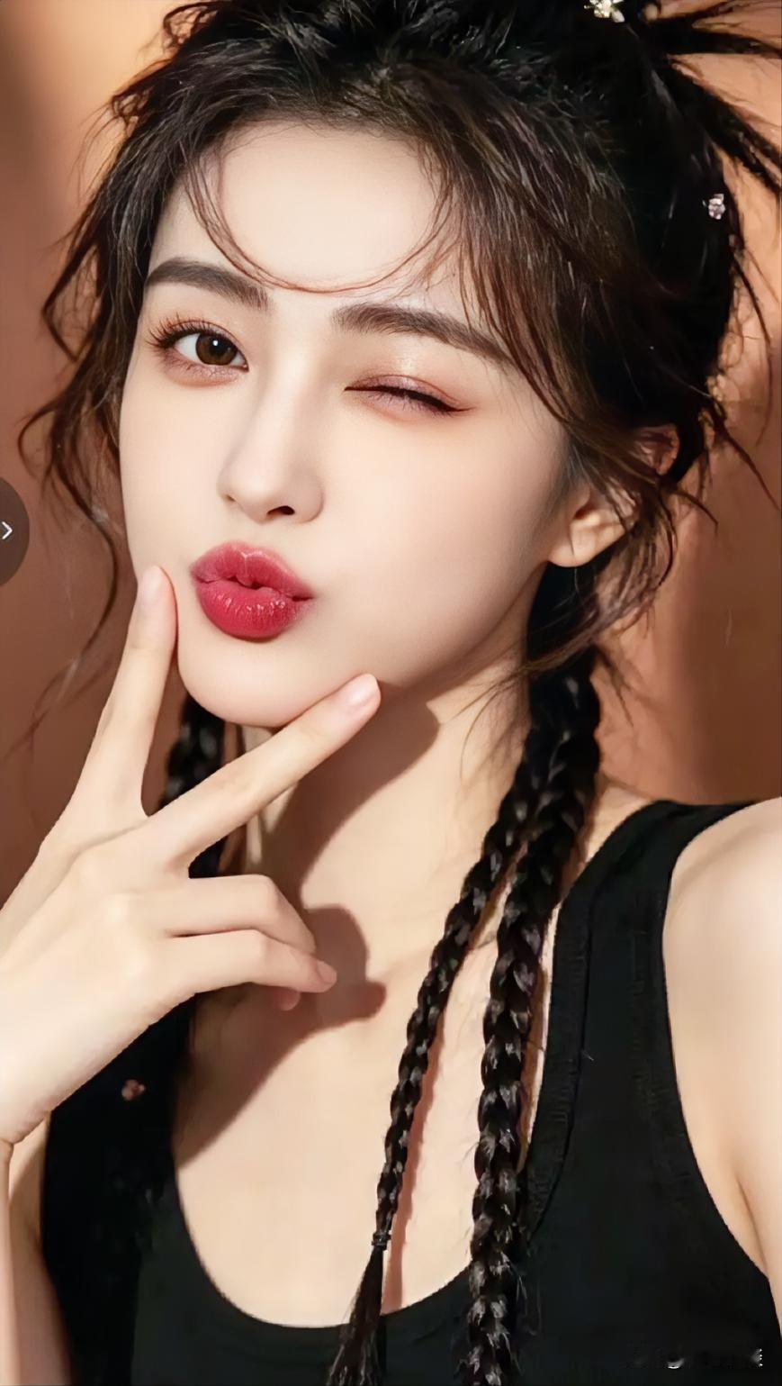 甜美少女风，红唇与编发完美搭配，尽显青春活力！💄💃🏻
