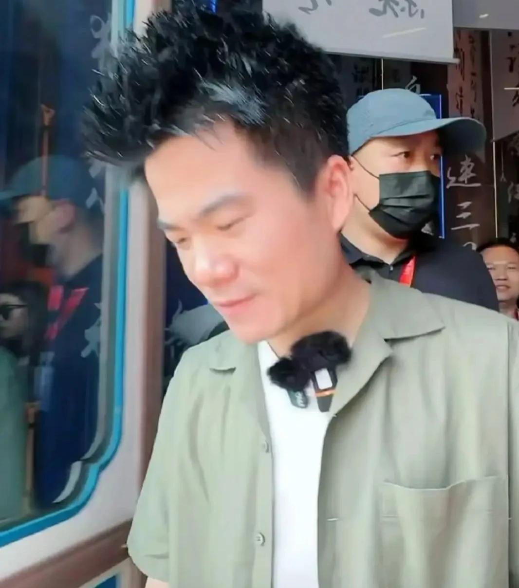 董宇辉又哭了，撒贝宁打趣他：“明明已是乔峰，偶尔还要当当杨康?”  董宇辉气：“