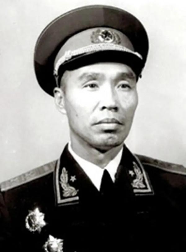 开国中将孔石泉一生节俭。1995年，大女儿回北京探亲，趁着父亲外出的机会，自作主