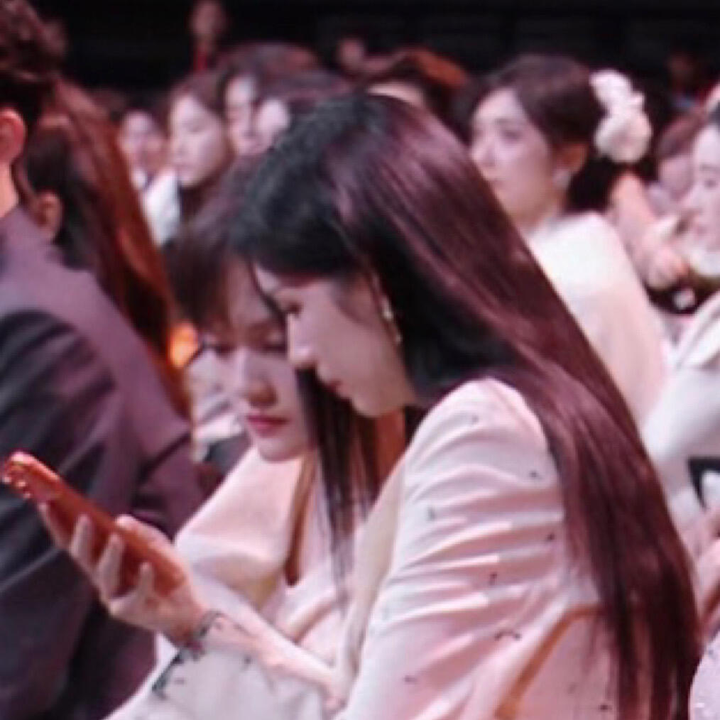 文淇周也认真玩手机中📱微博之夜内场微博之夜红毯微博之夜2025微博之夜爆款创作